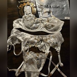Hello LA Girl Women's XL White and Gold Lace Bra Set. New With Tags. Model MMZ83